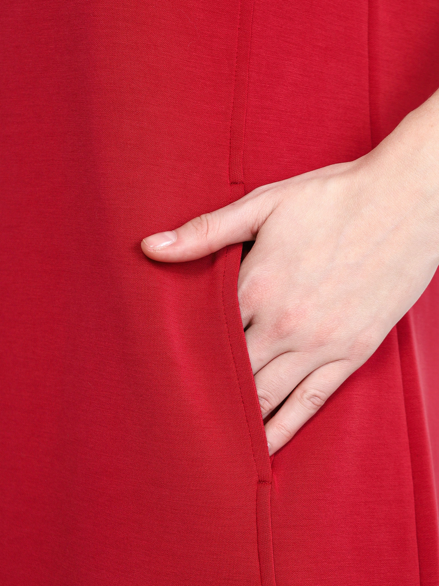 Платье бордового цвета прямого кроя с карманами